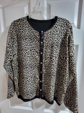Stylish cardigan with a cool leopard print. Size M